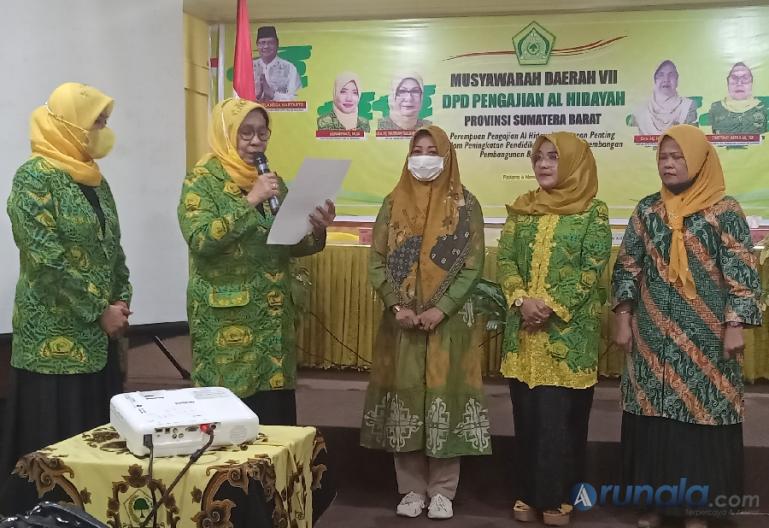 Ketua terpilih DPD Pengajian Al Hidayah Sumbar, Linda Oktavianti saat dilantik Ketua Umum DPP Pengajian Al Hidayah, Harbiah Salahuddin, Sabtu (6/11). (Foto : Arzil)