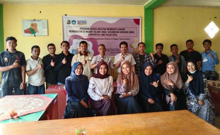 Tim LPPM Unand yang dipimpin Dr Roni Ekha Putera berikan edukasi pengembangan potensi wisata kepada Pokdarwis dan perangkat Nagari Talang Anau, Kabupaten Limapuluh Kota, Kamis (24/11) kemarin. (Dok : Istimewa)