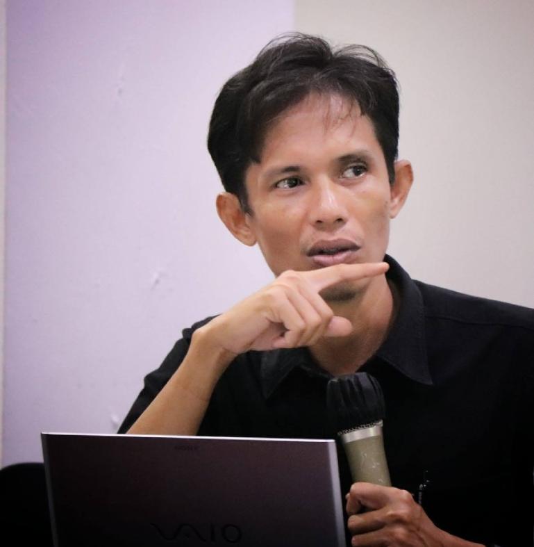 Akademisi dari Fakultas Hukum (FH) Unand, Lucky Raspati saat jadi narasumber dalam FGD yang diadakan KI Sumbar, Selasa (23/11). (Dok : Istimewa)