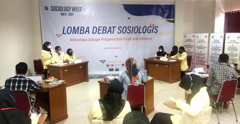 Mahasiswa peserta debat coba jelaskan pemahaman mereka tentang Keterbukaan Informasi Publik (KIP) pada acara debat yang diadakan Jurusan Sosiologi FIS UNP, Sabtu (20/11). (Dok : Istimewa)