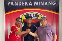 Manager PSP, Irwan Afriadi bersama Ikhsan Sabili yang akan ikuti seleksi Timnas Indonesia Putra U1-8 di Jakarta, Senin (8/11). (Foto : Can)