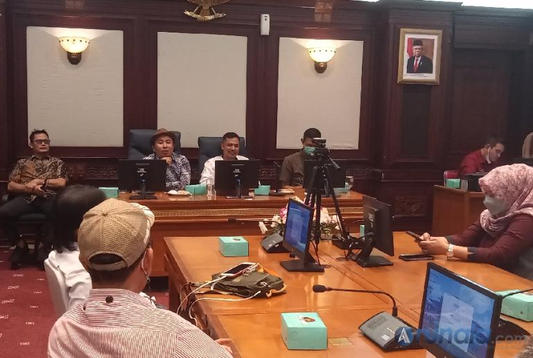 Ketua KI Sumbar, Nofal Wiska saat beri sambutan saat pertemuan dengan KI Jabar di Gedung Sate, Bandung, Selasa (30/11). (Foto : Arzil)