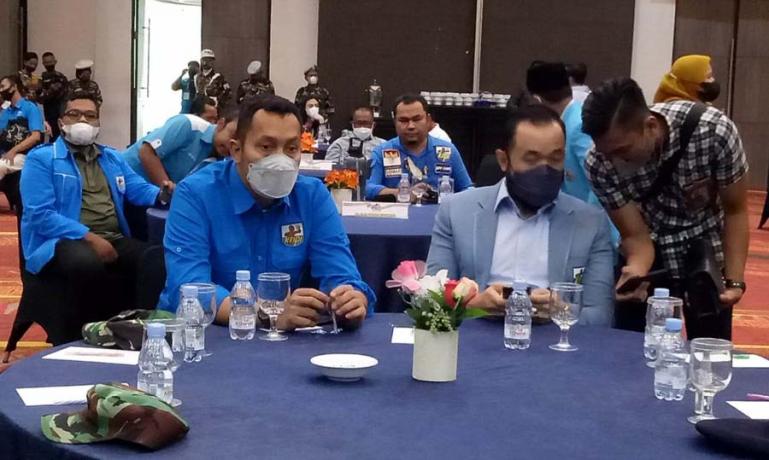 Ketua Umum DPP KNPI, Noer Fajriensyah bersama Ketua KNPI Sumbar, Fadly Amran ketika menghadiri Musprov KNPI Sumbar ke-XV di Padang, Senin (8/11). (Istimewa)