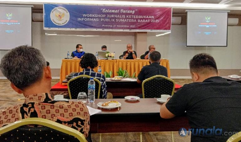Sekretaris Komisi I DPRD Sumbar, Muhammad Nurnas berikan penjelasan soal komitmen BP di Pemprov Sumbar yang masih rendah terhadap KIP, saat workshop jurnalis KIP, Sabtu (27/11). (Foto : Arzil)