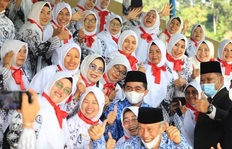 Wabup Pessel, Rudi Hardiansyah bersama para guru seusai peringatan Hari Guru Nasional ke-76 di GOR Ilyas Yakub Painan, Kamis (25/11). (Dok : Istimewa)