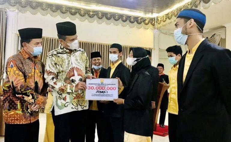 Wali Kota Pariaman, Genius Umar menyambut kedatangan kafilah Kota Pariaman yang bertanding pada MTQ ke-39 tingkat Sumbar, Sabtu (20/11). (Dok : Istimewa)