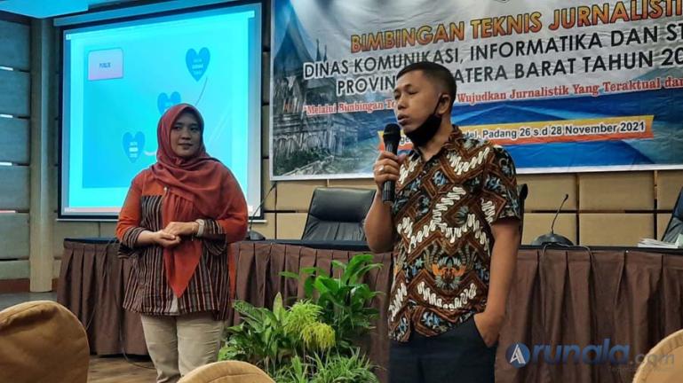 Sekretaris FJKIP Sumbar, Zondra Volta saat menjelaskan keberadaan FJKIP yang bermitra dengan Komisi Informasi (KI) Sumbar, Jumat (26/11). (Foto : Arzil)