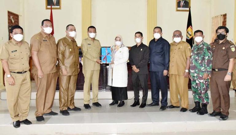 Genius Umar serahkan draf rancangan RAPBD 2022 kepada Ketua DPRD Kota Pariaman, Fitri Nora, Senin (8/11). (Dok : Istimewa)