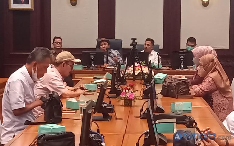 Ketua KI Jabar, Ijang Faisal saat memaparkan pelaksanaan KIP di Jabar kepada rombongan KI Sumbar, di Gedung Sate, Bandung, Selasa (30/11). (Dok : Arzil)