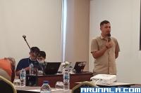 Ketua Komisi Informasi (KI) Sumbar, Nofal Wiska jelaskan maksud dari kegiatan workshop yang diadakan pihaknya kepada sejumlah jurnalis dari PJKIP Sumbar, Sabtu (27/11). (Foto : Arzil)