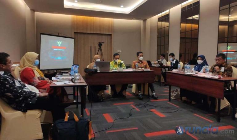 Terlihat para nominator saling memberikan presentasi mereka terkait penerapan KIP di kampus masing-masing dihadapan tim juri Anugerah KIP Sumbar 2021 di Padang, Jumat (26/11). (Foto : Arzil)