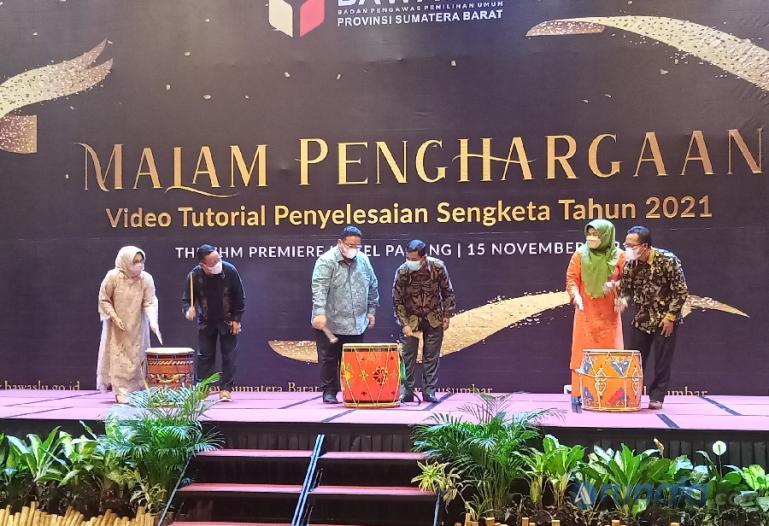 Anggota Bawaslu RI, Rahmat Bagja menghadiri malam penyerahan anugerah video tutorial penyelesaian sengeketa 2021, di Padang, Senin malam (15/11). (Foto : Arzil)