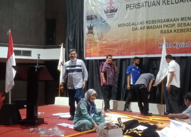 Pihak panitia musda PKDP Padang menyiapkan keperluan yang dibutuhkan Sabtu besok di salah satu hotel di Padang, Jumat (5/11). (Dok : Istimewa)