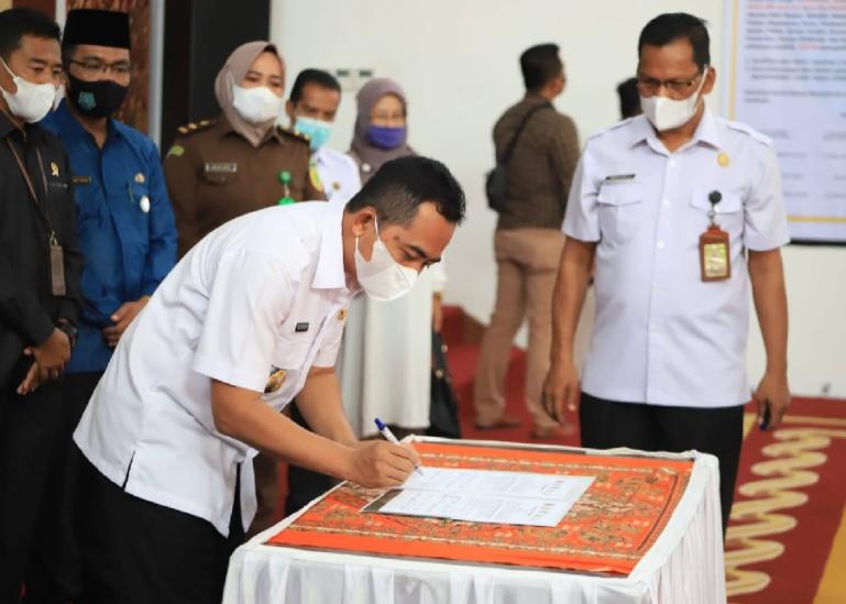 Wakil Bupati Pessel, Rudi Hariansyah saat tanda tangani surat edaran bersama Forkopimda setempat soal percepatan vaksinasi di kabupaten itu, Rabu (17/12). (Foto : Arzil)