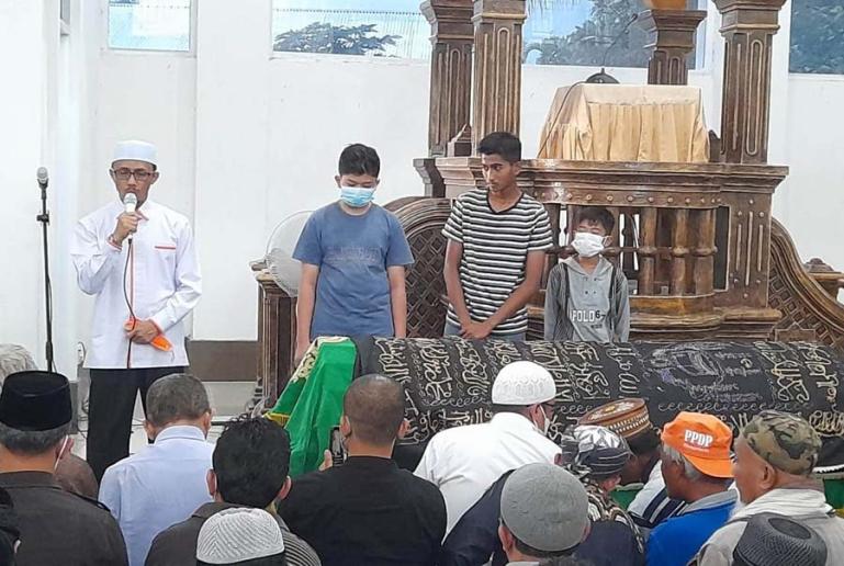 Wakil Ketua DPRD Sumbar, Irsyad Syafar sampaikan pesan sebelum menyalatkan Almarhum Rinaldi, di Masjid Jami' As Syuhada, Koto Baru, Nagari Duo Koto Maninjau Agam, Kamis (25/11). (Dok : Istimewa)