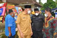 Gubernur Sumbar, Mahyeldi Ansharullah dan Bupati Padangpariaman, Suhatri Bur  hadiri alek batagak kudo-kudo di Lubuk Tajun Pakandangan, Senin (8/11) kemarin. (Dok : Istimewa)