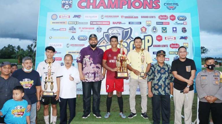 Wakil Wali Kota Pariaman, Mardison Mahyuddin seusai menyerahkan hadian kepada para pemenang turnamen sepak bola Cibers Cup 2021, Kamis sore (4/11). (Dok : Istimewa)