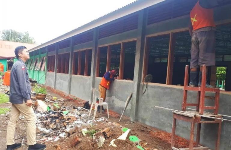 Inspektur Setkab Padangpariaman, Hendra Aswara lakukan monitoring pembangunan sejumlah sekolah di kabupaten itu, Sabtu (6/11). (Dok : Istimewa)