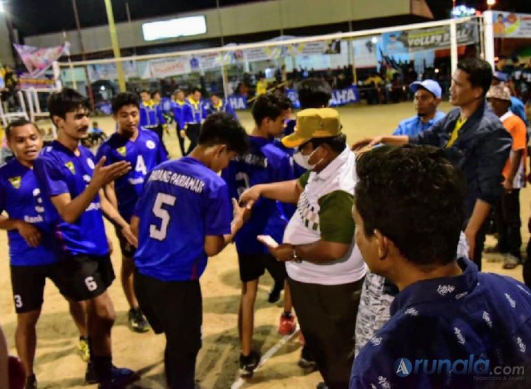 Bupati Suhatri Bur saat berikan bonus kepada kapten tim SBR Padangpariaman yang raih juara pool C, Selasa malam (23/11). (Foto : Arzil)