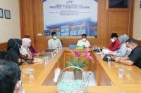 Tim KI Sumbar disambut Rektor ITP, Hendri Nofrianto di ruang kerjanya saat visitasi untuk anugera keterbukaan informasi public 2021, Kamis (18/11). (Dok : Istimewa)