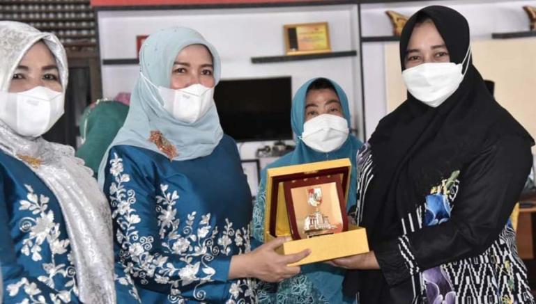 Ketua TP PKK Kota Pariaman, Lucyanel Genius saling tukar cenderamata dengan tim PKK Kota Pekanbaru, di Pariaman, Jumat (5/11).  (Dok : Istimewa)