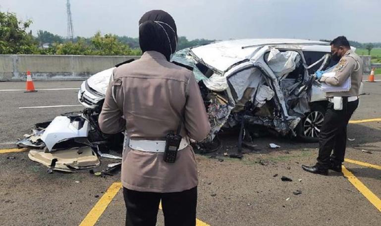 Kondisi kendaraan yang ditumpangi Vanessa Angel dan suaminya Febri Ardiansyah pasca kecelakaan di ruas Tol Jombang KM 672, Kamis (4/11). (Dok : Istimewa)