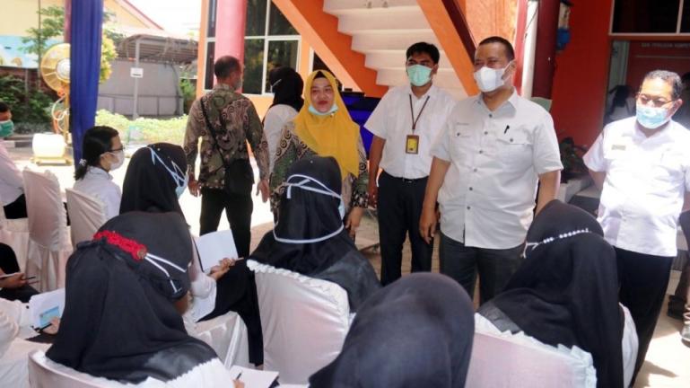 Wawako Pariaman, Mardison Mahyuddin memantau 279 CPNS yang ikuti ujian SKB, Rabu siang (17/11). (Dok : Istimewa)