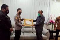 Dinilai Cepat Tanggap Antisipasi Tindak Kejahatan: Ketua DPRD Sumbar Berikan Penghargaan pada Kapolresta Padang