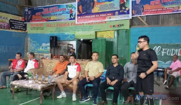 Anggota DPD RI, Alirman Sori bersama pengurus PB Tarusan dan panitia open turnamen saat hadir di lapangan bulutangkis di Hall Fudida Tarusan, Rabu pagi (29/12). (Foto : Arzil)