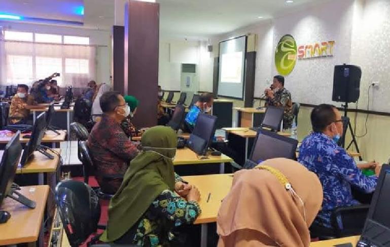 Para pejabat administrator di Pemkab Padangpariaman sedang ikuti ujian kompensasi di BKD Riau, Jumat (10/12). (Dok : Istimewa)