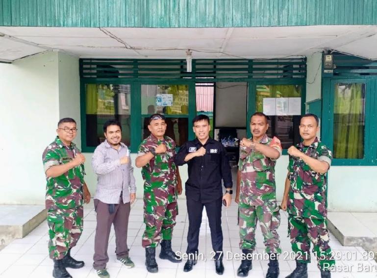 Anggota DPD RI asal Sumbar, Alirman Sori saat berkunjung ke Koramil 06/Bayang, Selasa (28/12). (Dok : Istimewa)