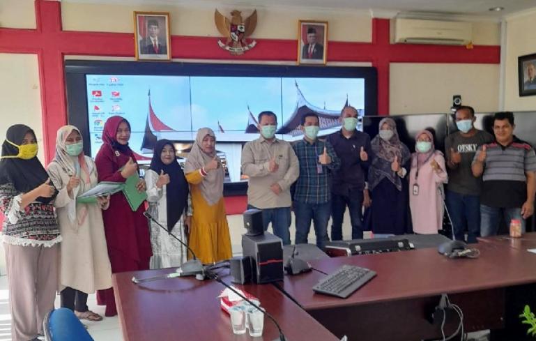 EGM AP 2 BIM, Siswanto bersama delapan mitra binaan yang mendapat bantuan, Kamis siang (30/12). (Dok : Istimewa)
