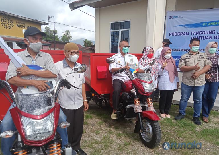 EGM AP II BIM, Siswanto bersama para wali nagari setelah pemyerahan becak motor di Kantor KAN Kasang, Rabu (22/12). (Foto : Arzil)