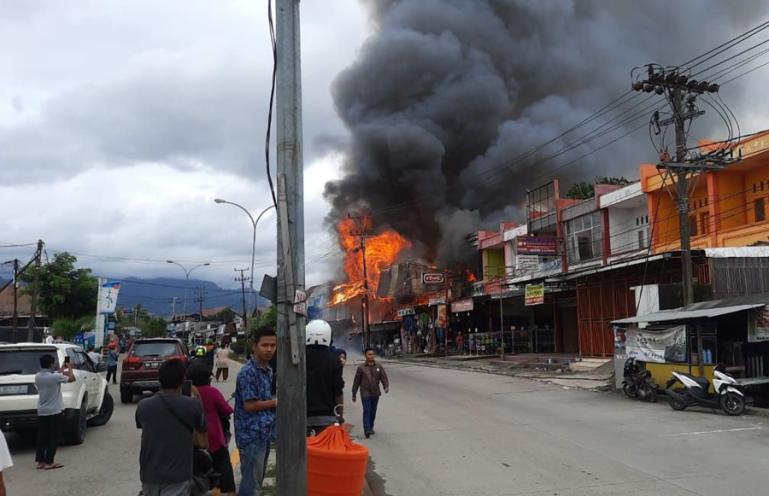 Kepulan asap hitam membumbung dari kebakaran yang terjadi pada beberapa took di depan Pasar Bandar Buat, Padang, Minggu sore (19/12). (Dok : Istimewa)