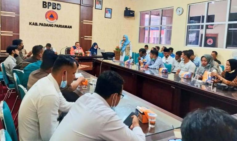 Peserta pembekalan peningkatan kapasitas kesiapsiagaan bencana yang diadakan BPBD Padangpariaman sedang dengar paparan dari salah seorang nara sumber, Rabu (8/12). (Dok : Istimewa)
