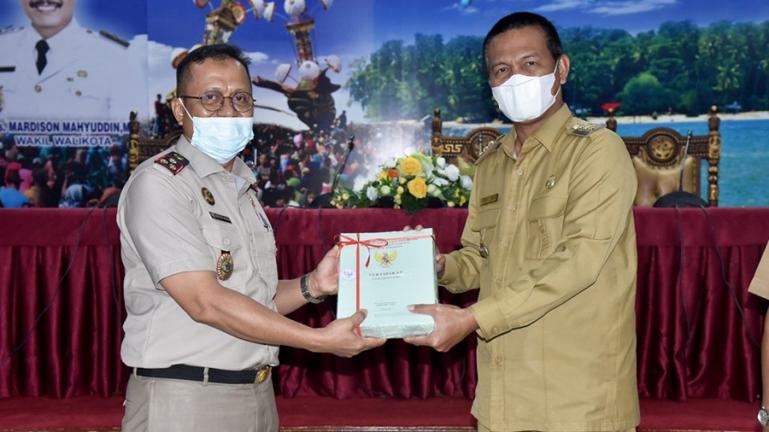 Kepala BPN Kota Pariaman, Meiven Indra serahkan sertifikat BMD kepada Genius Umar, Senin sore (13/12). (Dok : Istimewa)