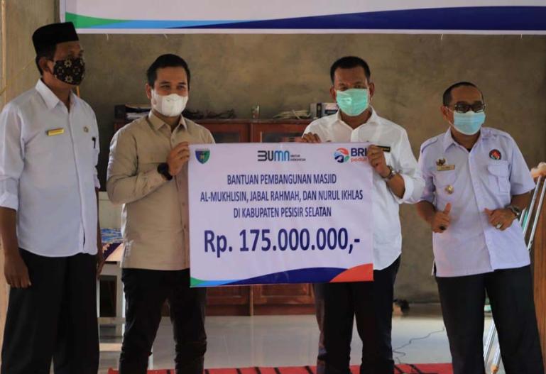 Bupati Pessel, Rusma Yul Anwar secara simbolis serakan dana CSR BRI Painan kepada masing-masing pengurus masjid yang dapat bantuan, Rabu (8/12). (Dok : Istimewa)