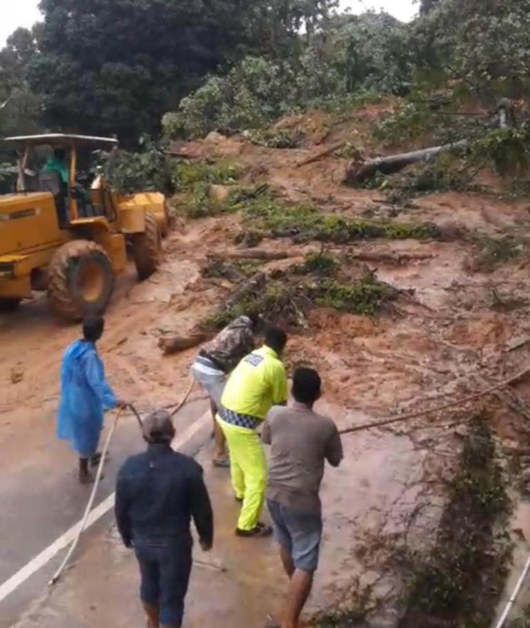 Petugas dari BPDB Pessel bersama pihak lainnnya lakukan pembersihan ruas jalan yang longsor di kawasan Bukit Pulai, Pessel, Jumat sore (17/12). (Dok : Istimewa)