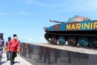 Danlantamal II Padang, Laksamana Pertama Endra Sulistiyono bersama Wawako Pariaman, Mardison Mahyuddin saat meninjau monumen TNI AL di kawasan Muaro Pantai Gandoriah, Selasa (14/12) kemarin. (Dok : Istimewa)