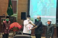 Ketua DPRD Sumbar, Supardi serahkan Ranperda KIP yang merupakan inisiatif dewan untuk Pemprov Sumbar kepada Gubernur Mahyeldi Ansharullah, Jumat (10/12). (Dok : Istimewa)