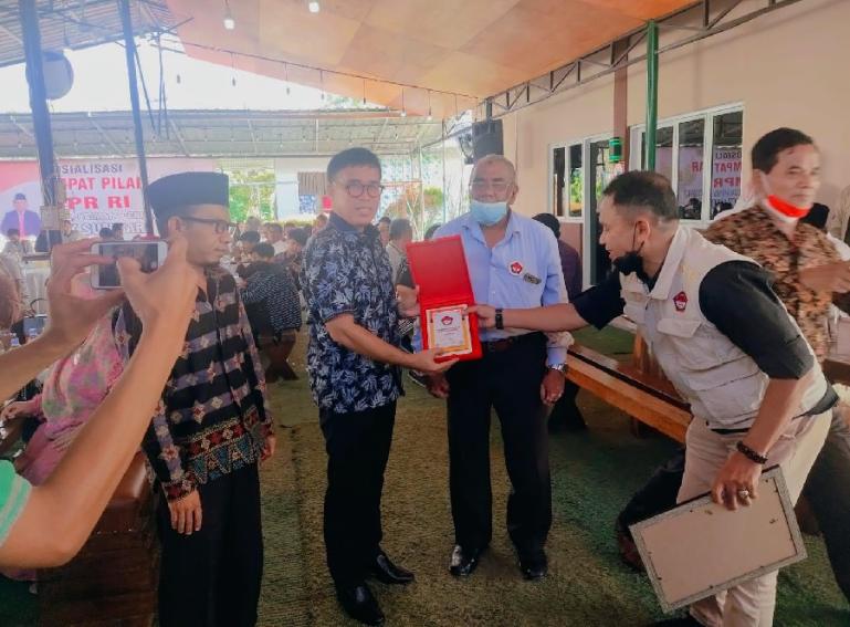 Anggota MPR RI unsur DPD, Alirman Sori berikan pemahaman 4 Pilar MPR RI kepada anggota FPK Sumbar di Resto Pucuk Merah, Kota Padang, Kamis (23/12) kemarin. (Dok : Istimewa)