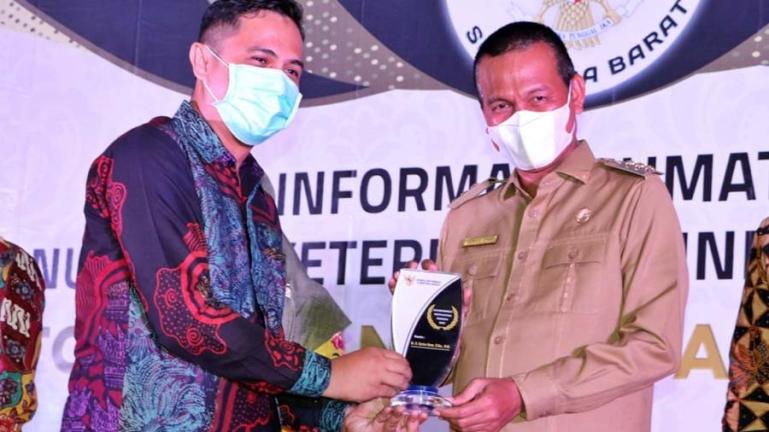Wali Kota Pariaman, Genius Umar saat menerima penghargaan keterbukaan informasi publik 2021 dari KI Sumbar, Senin (6/12). (Dok : Istimewa)