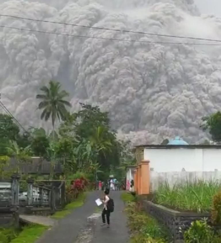 Suasana guguran awan panas yang dikeluarkan Gunung Semeru, Sabtu sore (4/12). (Dok : Istimewa)