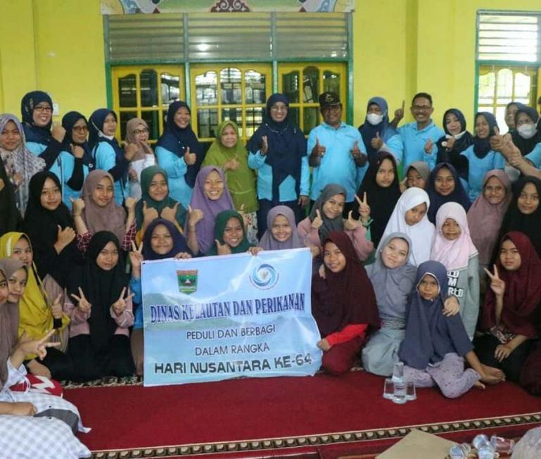 Kepala DKP Sumbar, Desniarti bersama pengurus dan anak Panti Asuhan Aisyah Muaro Panjalinan, Kota Padang dalam rangka Hari Nusantara ke-64, Rabu (22/12). (Dok : Istimewa)