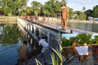 Kadis Parbud Kota Pariaman, Dwi Marhen Yono bersama anggotanya tinjua jembatan wisata Talao Pauh yang rusak akibat angin kencang, Senin sore (6/12). (Dok : Istimewa)