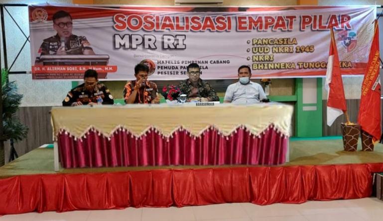 Anggota DPD RI/MPR RI, Alirman Sori dan Ketua caretaker MPC PP Pessel, Kusnadi Kresnelson saat sosialisasi 4 Pilar MPR RI di Painan, Jumat (10/12) lalu. (Dok : Istimewa)