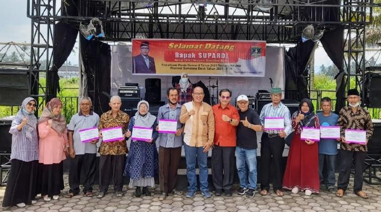 Ketua DPRD Sumbar, Supardi secara simbolis serahkan bantuan sapi dan itik kepada delapan keltan di Kota Payakumbuh, Sabtu siang (25/12). (Dok : Istimewa)