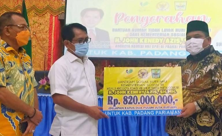 Anggota Komisi VIII DPR RI, Jon Kenedi Aziz saat serahkan bantuan program Rutilahu dari Kemensos kepada Bupati Padangpariaman, Suhatri Bur, Jumat (3/12) kemarin. (Dok : Istimewa)