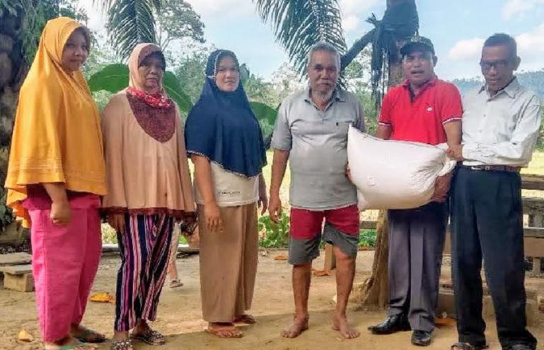 Ketua DPRD Kabupaten Dharmasraya, Pariyanto saat serahkan bibit padi varietas MSP B 13 pada seorang petani di kabupaten itu beberapa waktu lalu. (Dok : Istimewa)