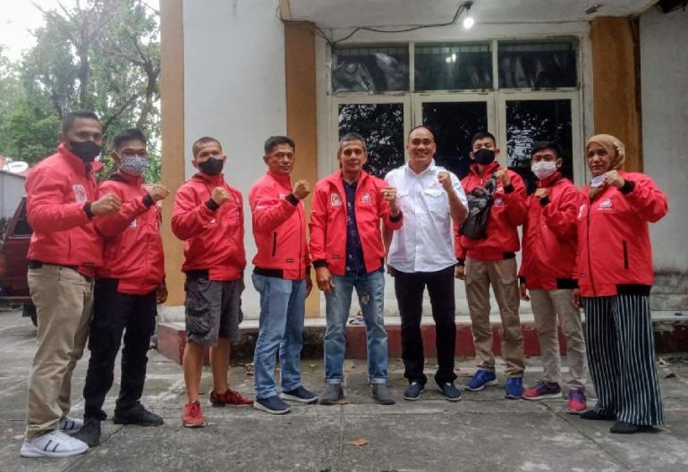 Ketua Umum KONI Sumbar, Agus Suardi saat melepas atlet Wushu Sumbar di halaman Kantor KONI Sumbar, Sabtu (4/12) siang. (Dok : Istimewa)